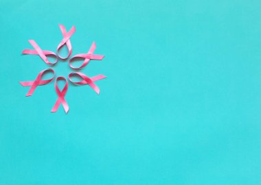 Mavi bir arka plan üzerinde pembe kurdele.