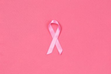 Pembe arka planda pembe kurdele. Göğüs kanseri kavramı