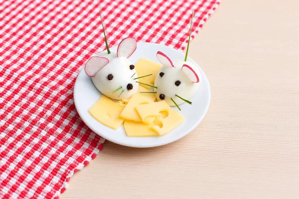 Comida divertida para niños: bocadillo de ratones de huevo duro en el plato —  Fotos de Stock