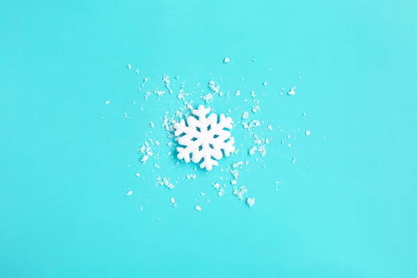 Floco de neve e neve no fundo azul. Composição de Natal . — Fotografia de Stock