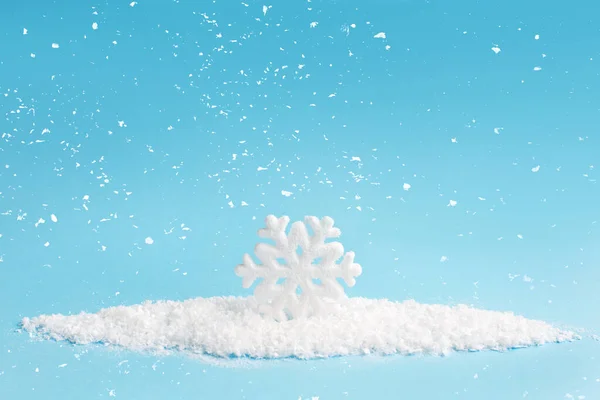 Fiocco di neve e neve su sfondo blu. Composizione natalizia . — Foto Stock