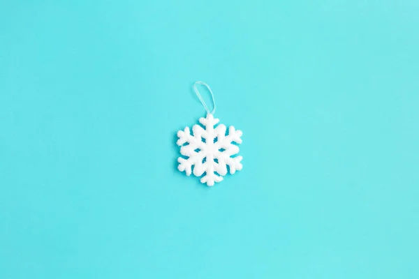 Floco de neve branco no fundo azul. Composição de Natal . — Fotografia de Stock