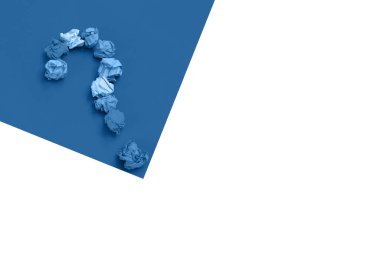 Soru işareti mavi arkaplan görünümü kopya alanı üzerine buruşmuş kağıtla çizilmiş