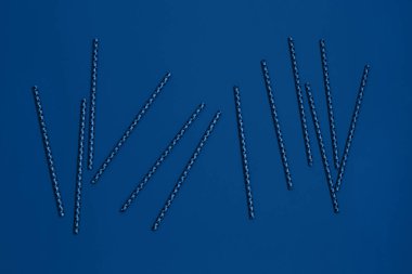 Kağıt kamışlar mavi arka plana saçılmış. Sıfır atık.