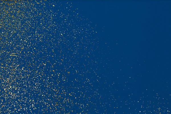 青い背景にクリスマスゴールドの輝き。休日の抽象的な質感 — ストック写真
