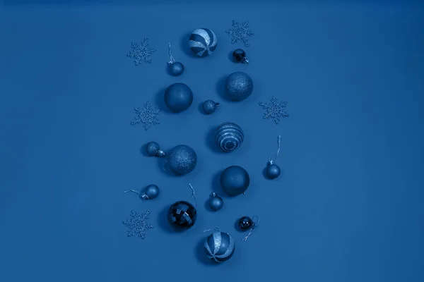 Bolas azuis de Natal e flocos de neve no fundo azul — Fotografia de Stock