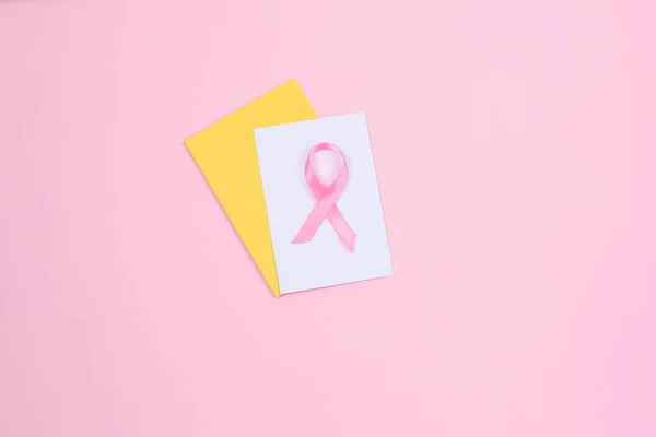 Concetto di cancro al seno: nastro rosa e busta aperta simbolo del cancro al seno — Foto Stock