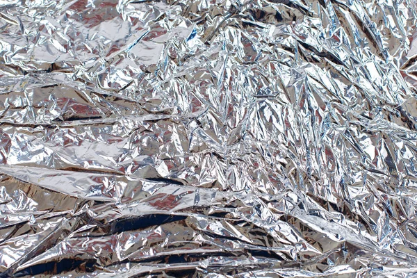 Resumen arrugado plata papel de aluminio fondo de primer plano — Foto de Stock