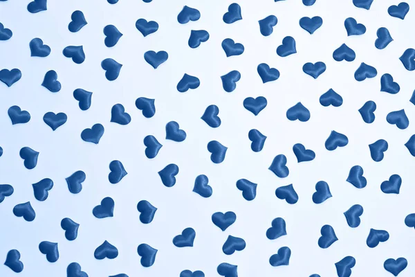 Valentijnsdag decoratief patroon blauwe harten confetti op witte achtergrond. — Stockfoto