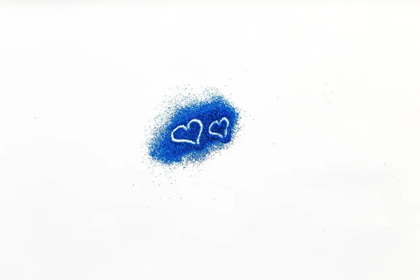 Μπλε γκλίτερ σε σχήμα δύο καρδιές σε λευκό φόντο. — Φωτογραφία Αρχείου