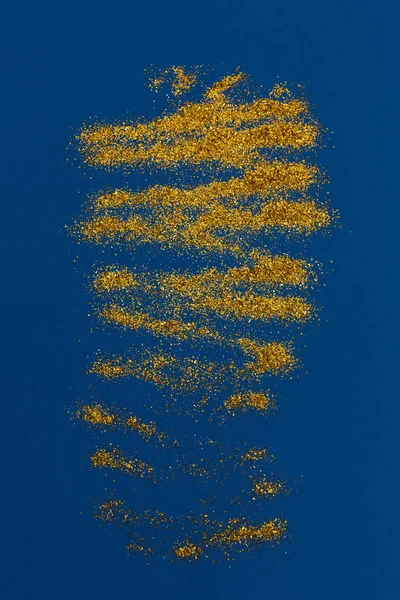 Złoty brokat na niebieskim tle. Holiday abstrakcyjna tekstura — Zdjęcie stockowe