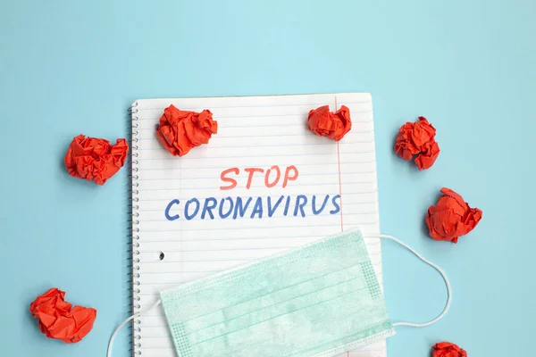 Arrêter coronavirus texte écrit sur carnet ouvert — Photo