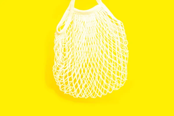 Одна многоразовая сумка для покупок на желтом фоне . — стоковое фото
