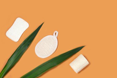 Sarı arka planda vücut bakımı için çevre dostu süngerler. Kişisel bakım için sıfır atık konsepti. Plastiksiz, organik, vücut bakımı ürünleri .