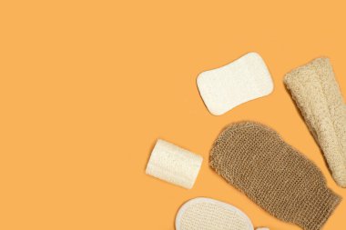 Sarı arka planda vücut bakımı için çevre dostu süngerler. Kişisel bakım için sıfır atık konsepti. Plastiksiz, organik, vücut bakımı ürünleri .