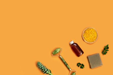 Doğal cilt bakım ürünleri. Yüz bakımı için kozmetik. Modern kişisel bakım güzellik konsepti. Düz yatıyordu. Modern kişisel bakım güzellik konsepti.