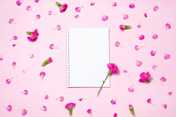 Flores Pétalos Clavel Rosa Con Cuaderno Abierto Sobre Fondo Rosa — Foto de Stock
