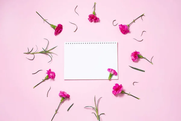 Flores Clavel Rosa Con Cuaderno Abierto Sobre Fondo Rosa Feliz — Foto de Stock