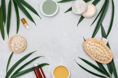 Spa ürünü bileşimi ve palmiye yaprakları ve masaj fırçası ile doğal kozmetik.