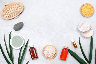 Spa ürünü bileşimi ve palmiye yaprakları ve masaj fırçası ile doğal kozmetik.