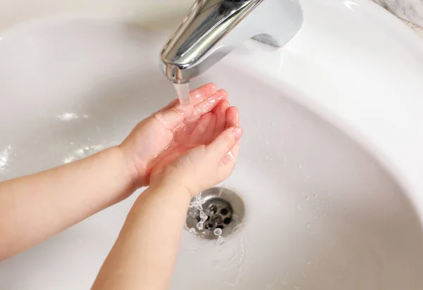 Niño Lavándose las manos debajo del grifo con agua . —  Fotos de Stock