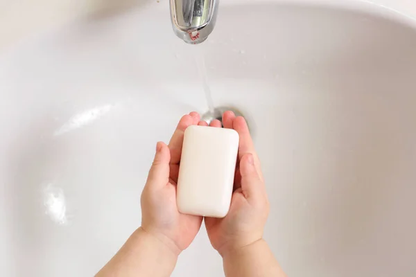 Lavage des mains des enfants avec du savon sous le robinet avec de l'eau — Photo