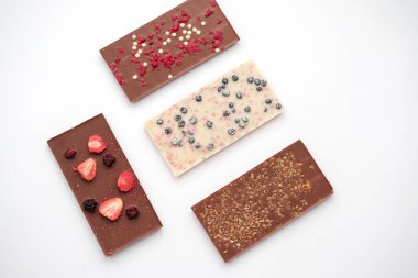 Çeşitli kurutulmuş meyve soslu el yapımı süt ve beyaz çikolata. Üst görünüm.