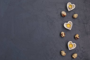 Siyah arka planda küçük bıldırcın yumurtaları. Boşluğu kopyala