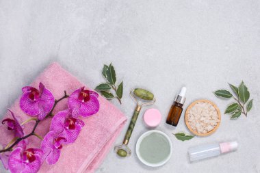 Kozmetik ürünleri, deniz tuzu, havlu ve yapraklarla kaplıca ürünleri. Vücut bakımı ve hijyen. Kopyalama alanı olan düz resim.