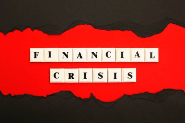 Renk arkaplanındaki plastik blok harflerinden oluşan Finansal Kriz Deyimi. Ekonomik ve finansal kriz konsepti. Dünya ekonomik krizi. Üst Manzara. Düz yatıyordu