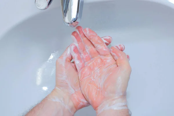 男がバスルームで石鹸で手を洗っている 男の手を閉じてください 手の消毒とコロナウイルスの治療 隔離規則だ 衛生管理者 — ストック写真