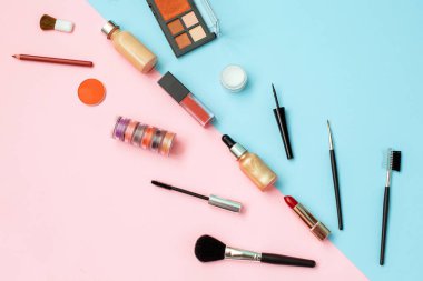 Makyaj malzemeleri arka plan ve güzellik kozmetik, ruj, göz kalemi, gölge tenceresi, rimel, göz farı, kıskançlık parlatıcısı ve renk arkaplanı üzerine fosforlu kalem..