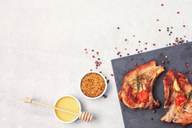 Siyah taşta baharatlı domuz filetosu. en üstteki görünüm