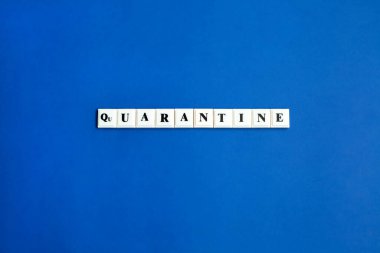 Plastik blokta mavi arka gradla yazılmış karantina kelimesi. Çin karantinası. , coronavirus kavramı üst görünüm.