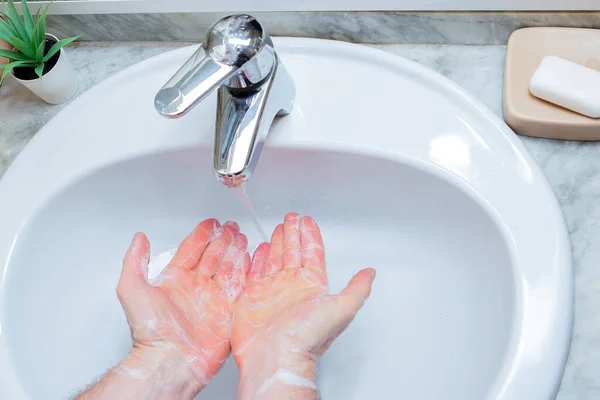 Uomo Lava Mani Con Sapone Bagno Mano Dell Uomo Chiude — Foto Stock