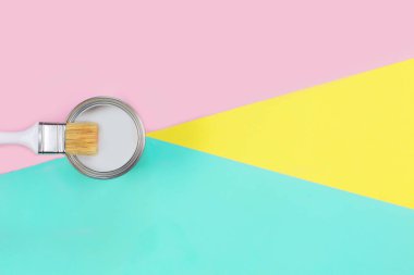 Konserve kutusunu beyaz boya ve fırçayla açın. Renkli pastel arka plan. Güneşli bir yaz. Bright Sweet moda tarzı. Asgari eğlence. Vanilla Pastel Renkli Üst Manzara. Yenileme konsepti.