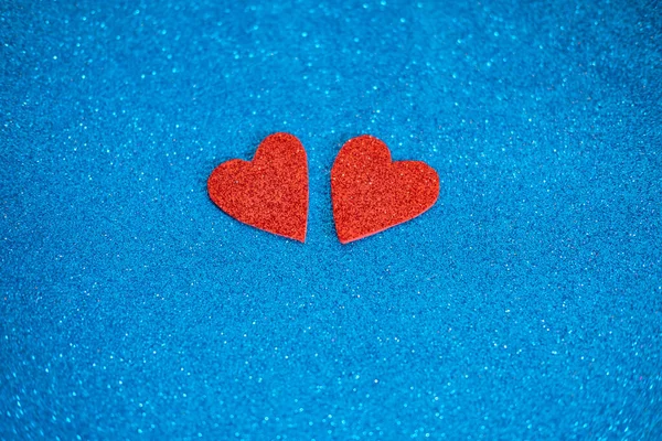 Δύο Κόκκινες Καρδιές Glitter Λαμπερό Μπλε Φόντο Δημιουργική Επίπεδη Θέσει — Φωτογραφία Αρχείου