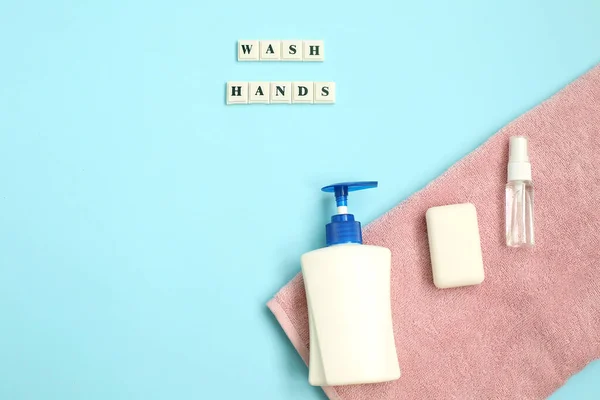Napis Wash Hands Produktami Higienicznymi Podczas Kwarantanny Wirusa Coronavirus Antyseptyczne — Zdjęcie stockowe