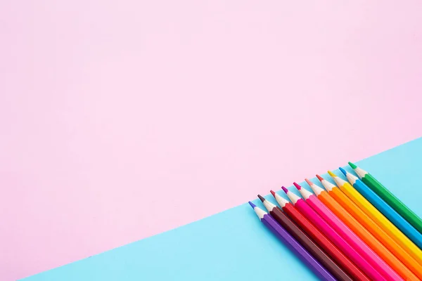 Crayons Couleur Sur Fond Bleu Rose Accessoires Scolaires Bureau Concept — Photo