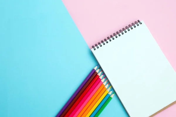 Farbstifte Und Notizbuch Auf Farbigem Hintergrund Schul Und Bürozubehör Schulkonzept — Stockfoto