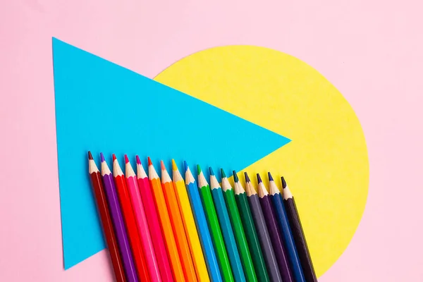 Farbstifte Und Geometrische Figuren Auf Farbigem Hintergrund Schulkonzept Flache Lay — Stockfoto