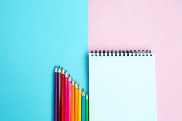 Farbstifte Und Notizbuch Auf Farbigem Hintergrund Schul Und Bürozubehör Schulkonzept — Stockfoto