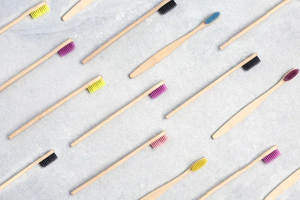 Patrón Conjunto Biodegradable Con Cepillos Dientes Bambú Sobre Fondo Piedra —  Fotos de Stock