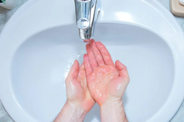 Hombre Lava Las Manos Baño Mano Del Hombre Cerca Desinfección —  Fotos de Stock
