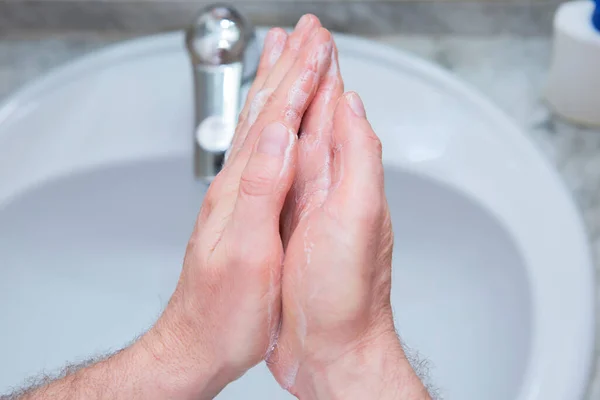 Uomo Lava Mani Con Sapone Bagno Mano Dell Uomo Chiude — Foto Stock