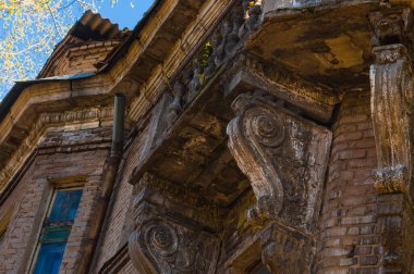 Binaların mimari dekorasyonları, bir kiriş, balkonun altında bir parantez ve bir sütun, alçı desenler ve sıva. Sokaklarda, halka açık yerlerde..