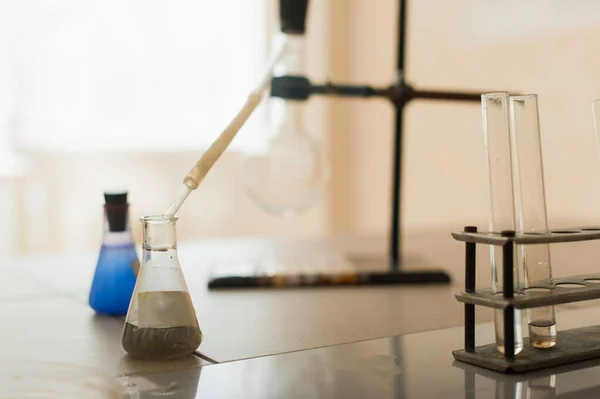 Equipo Químico Laboratorio Sobre Una Mesa Limpia — Foto de Stock