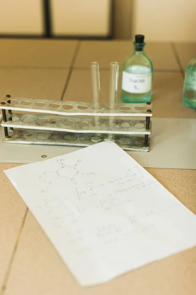 Kimyasal Tablo Tepkime Formülü Kağıtta Yazılı — Stok fotoğraf