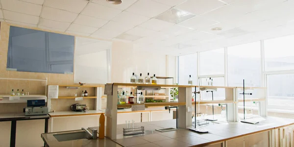 Oda Bir Sürü Ekipmanı Olan Modern Bir Kimya Laboratuvarı — Stok fotoğraf