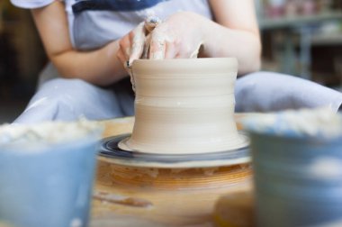 Potter gizli gözetleme konsepti. Yatay çerçeve. Bulanık arkaplan.